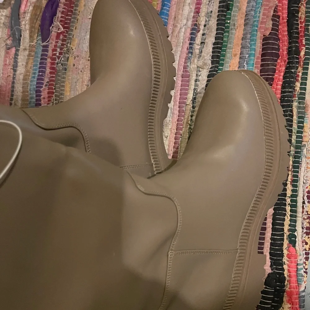 H&M Women’s Taupe Knee-High lug Boots Size 10/41 NWT